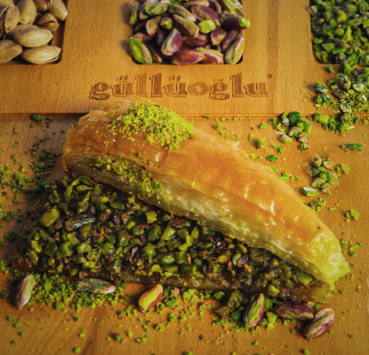 GULLUOGLU Baklava Carrot Cut with Pistachio BAKLAVA HAVUC DILIM 454g