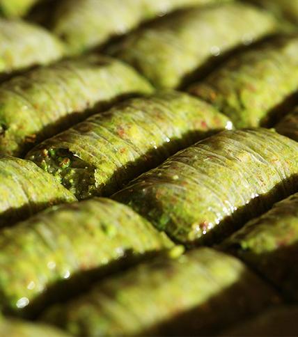 GULLUOGLU Pistachio Wrap Baklava FISTIKLI SARMA DURUM 400g